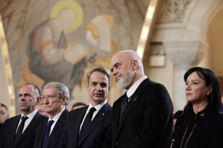 “Duhet t’i zgjidhim problemet me dialog”, Rama takon Mitsotakis pas ceremonisë mortore të Janullatos