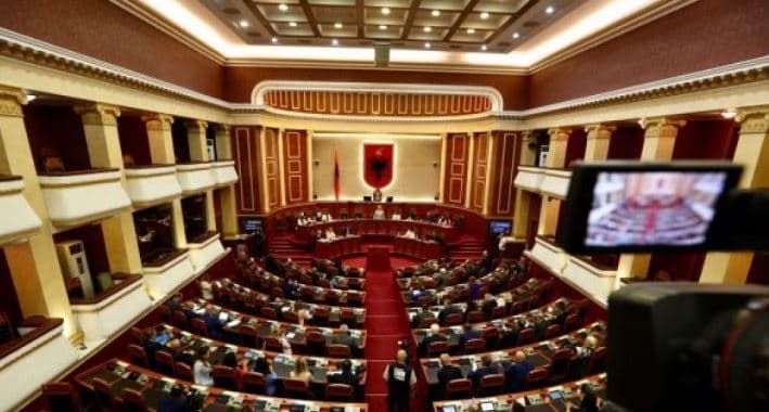 Kuvend/ Kalon bonusi i pensionistëve, merret në shkurt! Rrëzohet komisioni hetimor për Porto Romanon