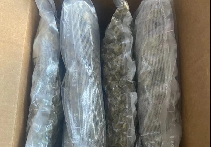 Trafikonin kanabis me THC nga Tajlanda në Shqipëri me postë, 3 të arrestuar në Tiranë