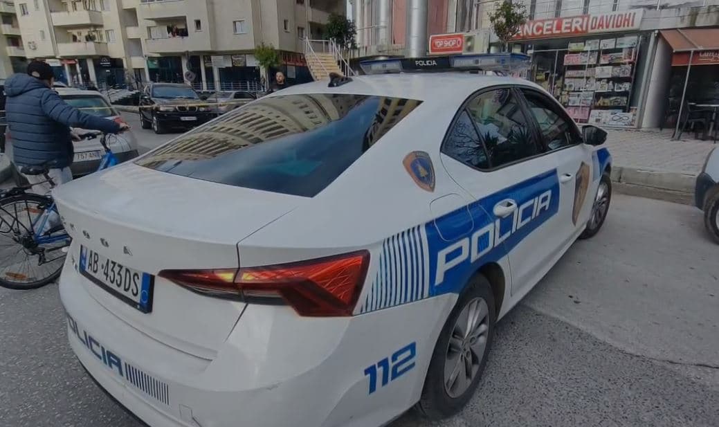 Lushnje, një vajzë i jep fund jetës duke u hedhur nga pallati