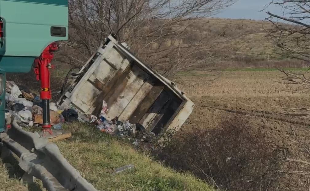 Laç/ Humb kontrollin dhe përfundon në anë të rrugës, plagoset drejtuesi i kamionit