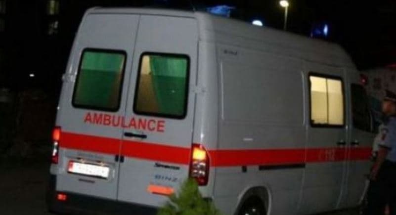 Plagoset me thikë një person në Korçë