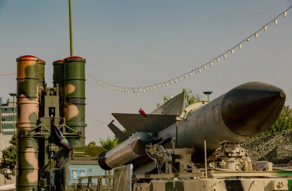 Irani shfaq në stërvitjet ushtarake, sisteme mbrojtëse të prodhuara nga Rusia 