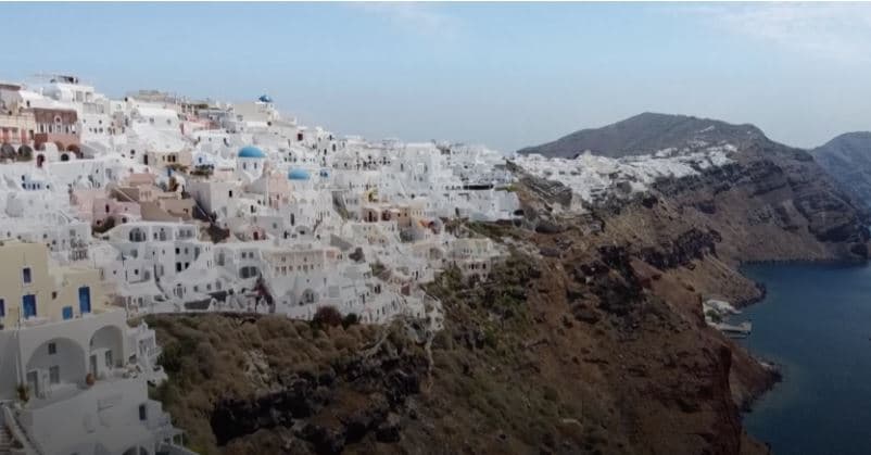 Tërmetet tronditin parajsën turistike greke, mijëra njerëz braktisin Santorinin