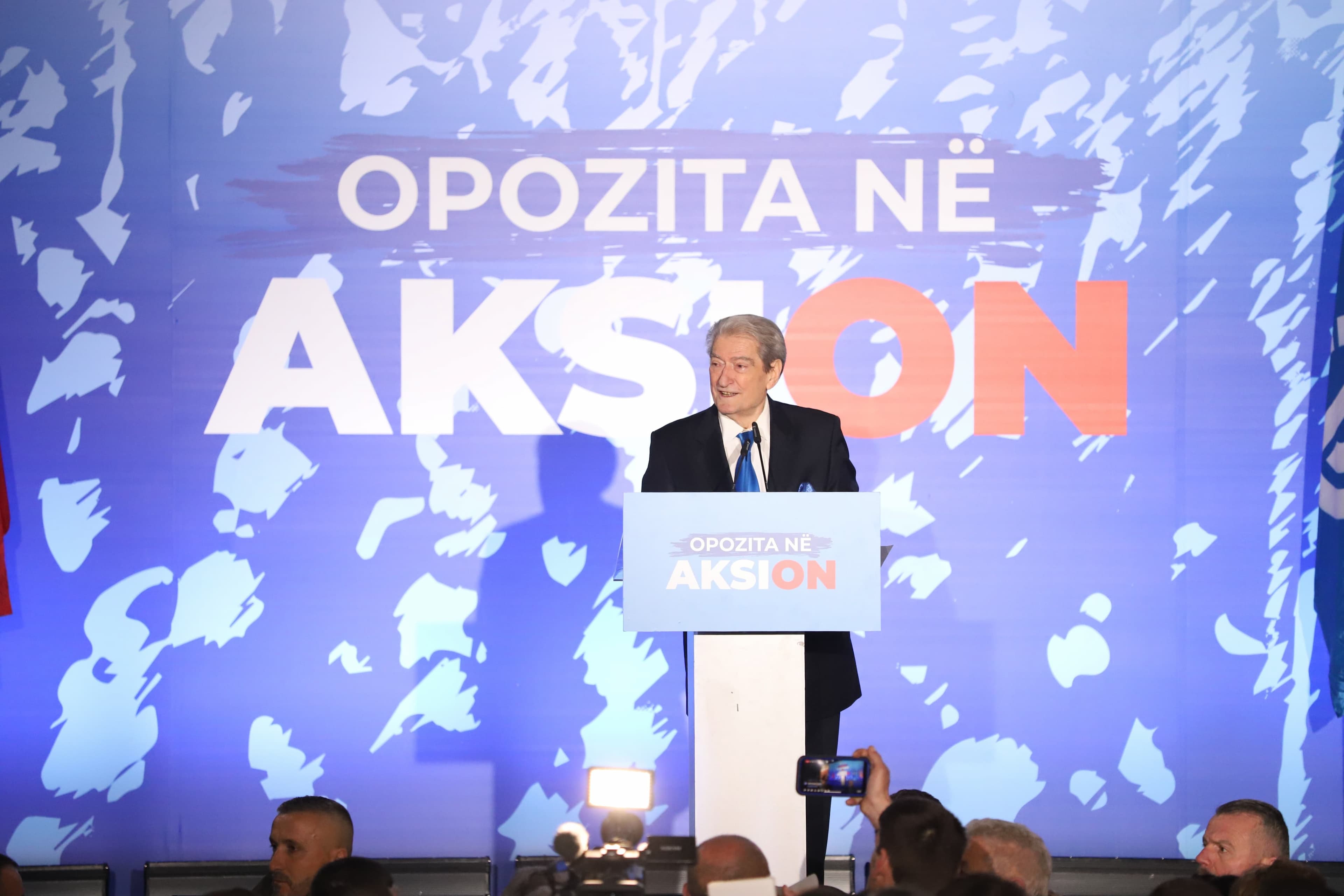 “Po fryn era e de-sorosizimit”/ Berisha shpalos programin e PD në protestë: Çdo pensionist do marrë të paktën 200 euro
