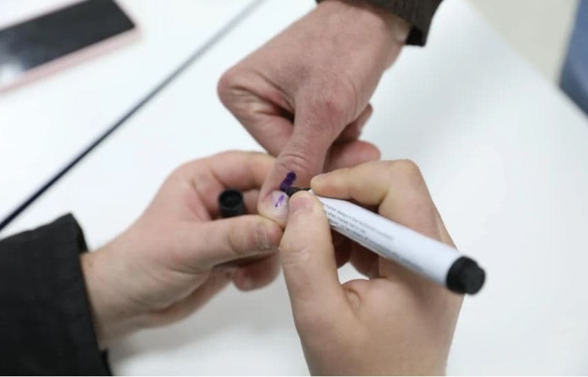 Procesi i votimi në Kosovë/ Demokracia Plus: Ngjyra shënjuese në gisht po fshihet, rrezik për votim të dyfishtë