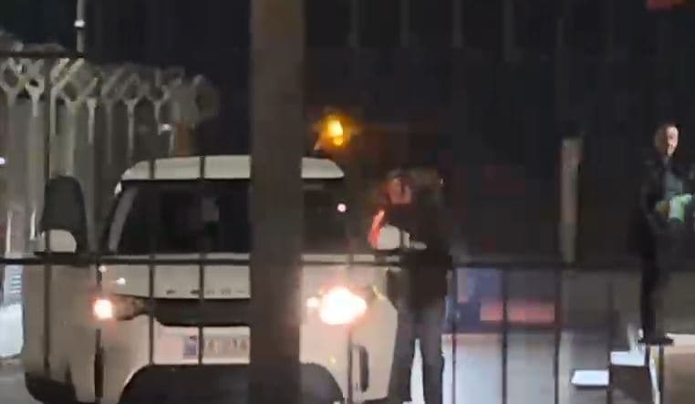 Ajola Xoxa kthehet në Tiranë për të zbatuar masën ‘arrest shtëpie’, shoqërohet nga agjentë të BKH (VIDEO)