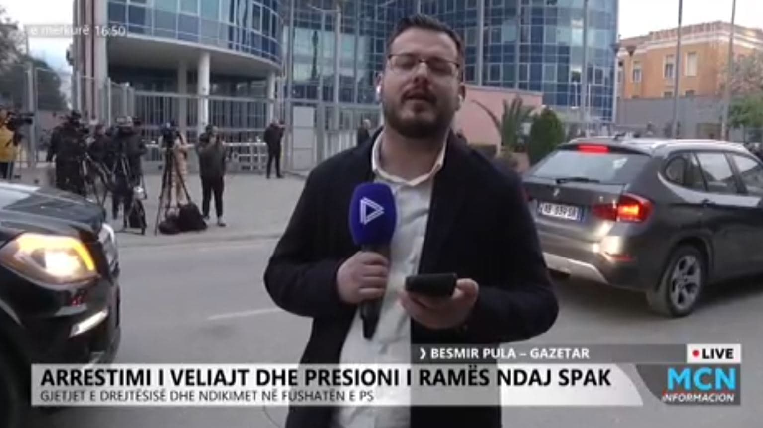 Simpatizantët e Veliajt mblidhen sërish para GJKKO/ Pula: Një pjesë e pranojnë që punojnë në bashki 
