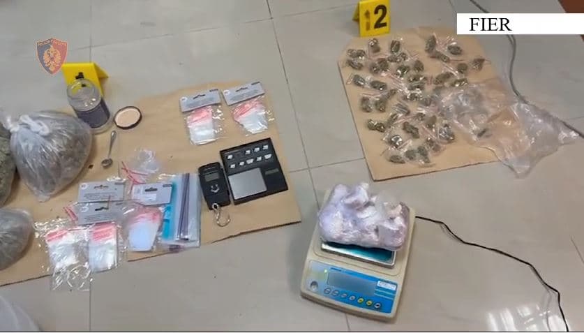  Shiste kokainë dhe kanabis nga banesa e tij/ Arrestohet 28-vjeçari në Fier