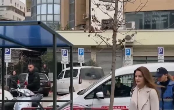 Ajola Xoxa paraqitet në GJKKO, mbërrin e shoqëruar me forca policie (VIDEO)