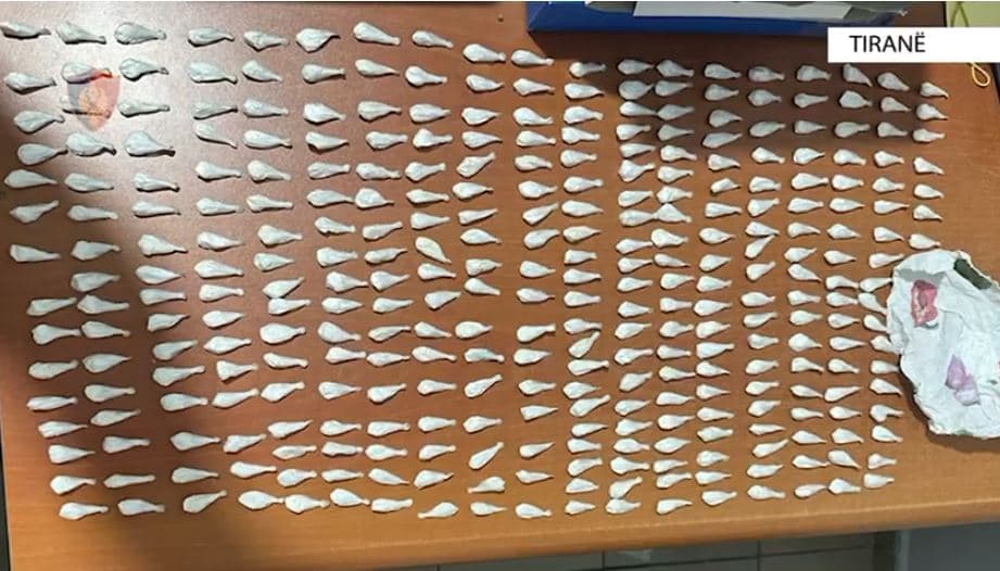 Taksisti shpërndante kokainë në Tiranë, vihet në pranga