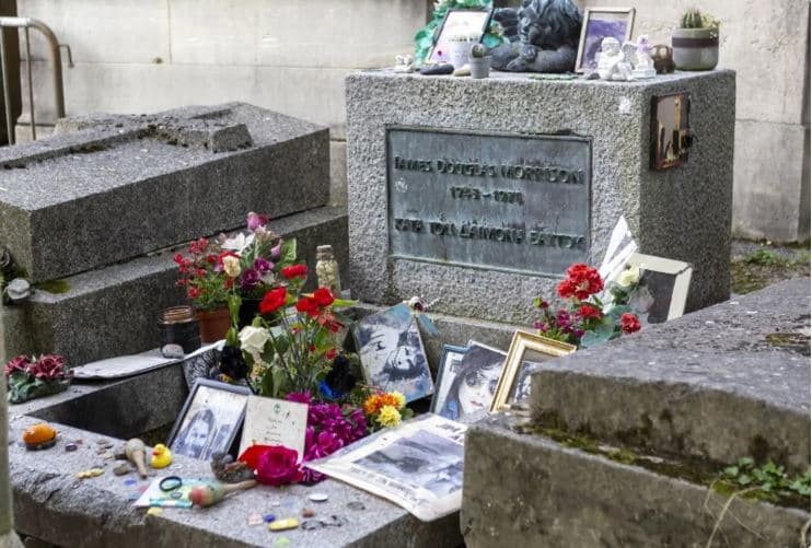 Parisi i vendos urës së këmbësorëve emrin e Jim Morrison