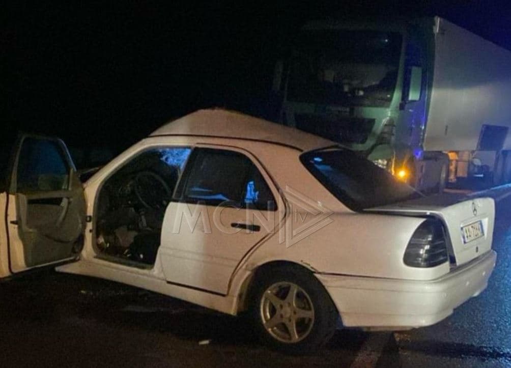Përplasen makina dhe kamioni në Pishkash/ Një femër humb jetën, drejtuesi i automjetit në gjendje kritike