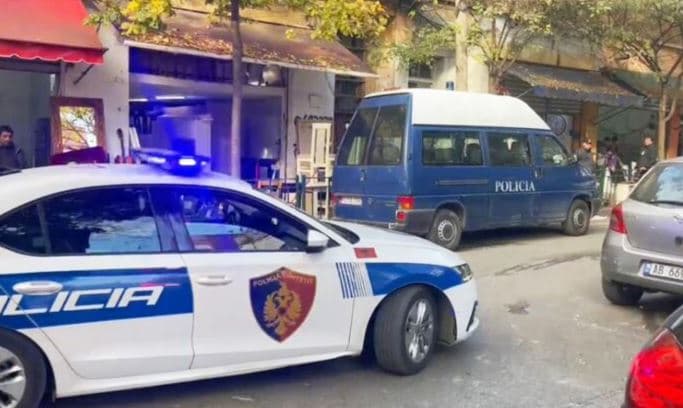 Tiranë/ Sherr me sende të forta mes 3 të rinjve