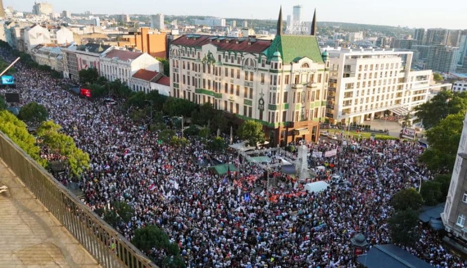 Serbi, mijëra studentë protestojnë në Kragujevç/ Vuçiç u kërkon kthimin në dialog dhe në auditore