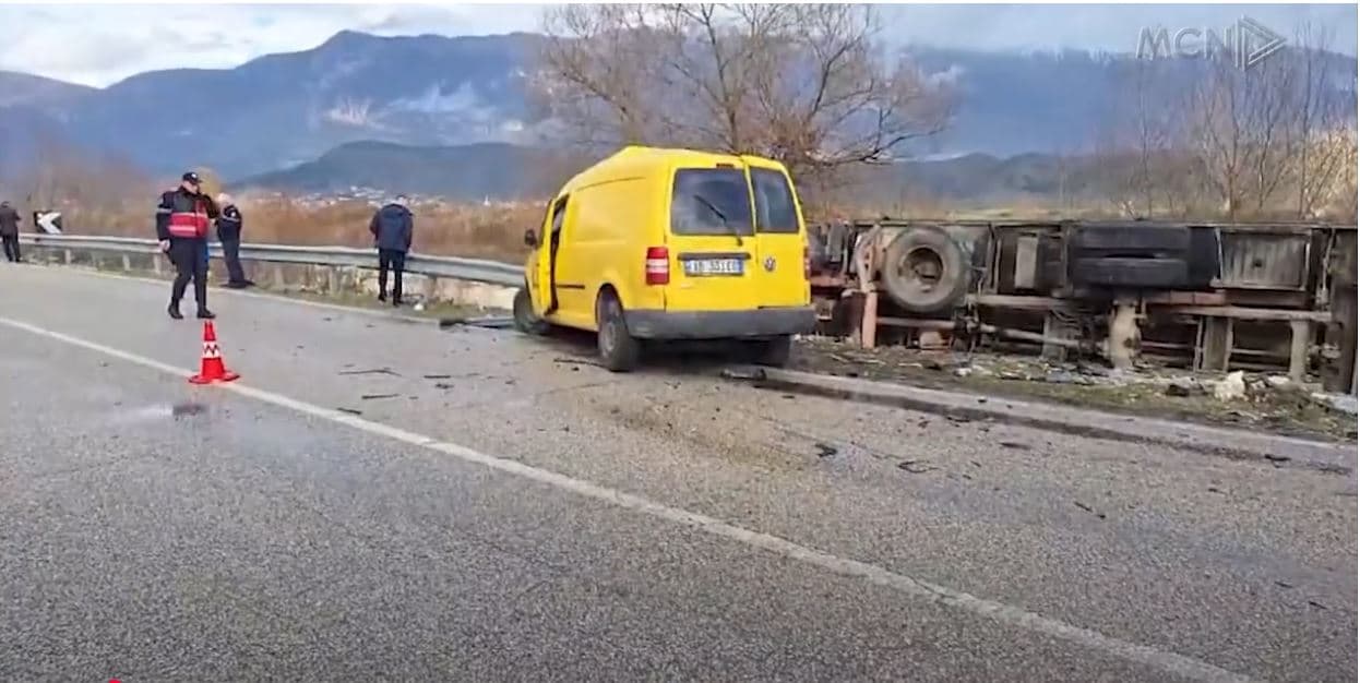 Aksident me dy viktima në Gjirokastër. Furgoni përplaset me mjetin e ushtrisë, shkak shpejtësia