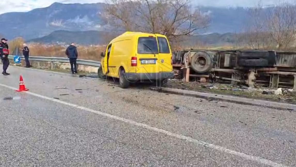 Volkswagen-i përplaset me një mjet të ushtrisë në aksin "Gjirokastër-Tepelenë", humbin jetën dy persona