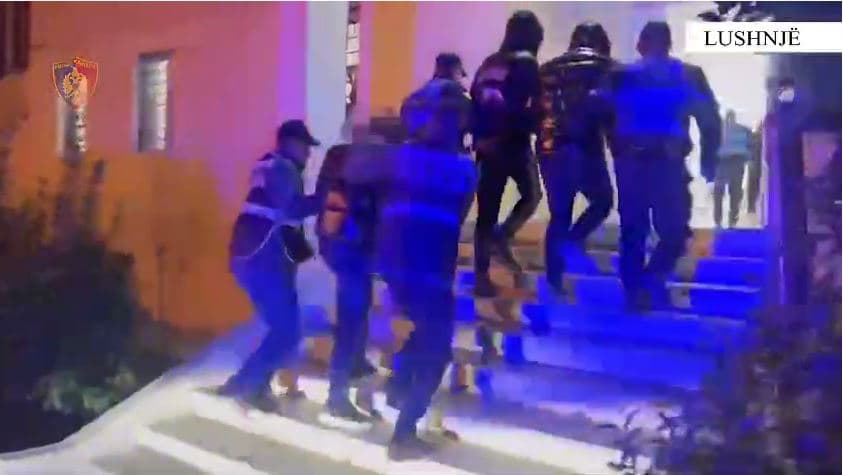      Vinin baste sportive në një ambient privat/ Arrestohen në flagrancë katër persona në Lushnje