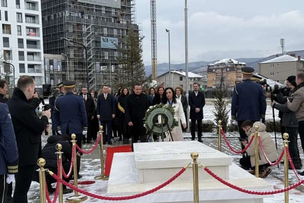  17 vjetori i Pavarësisë/ Osmani dhe Kurti, homazhe në Prekaz dhe te varri i presidentit Rugova