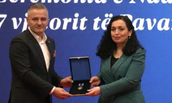 Osmani dekoron familjen Jashari: Kosova nuk e harron sakrificën më sublime të historisë sonë moderne