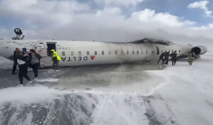 Përmbyset gjatë uljes avioni në aeroportin e Torontos, 18 të plagosur