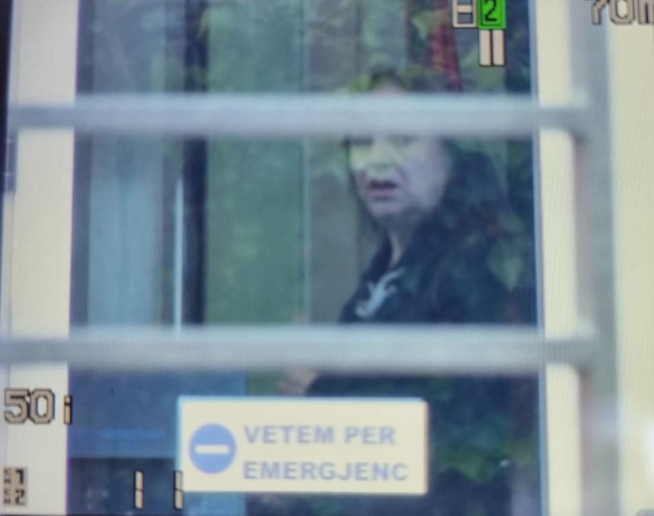 Nëna e Ajola Xoxës paraqitet në SPAK (VIDEO)