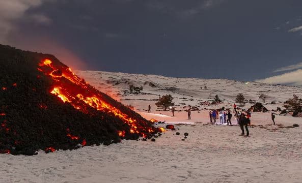 Mijëra turistë bllokojnë rrugët, dynden për të parë shpërthimin e vullkanit Etna