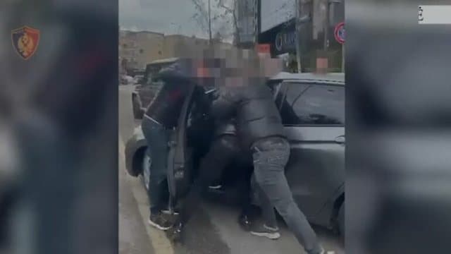 Ishte në “arrest në shtëpi”, por shiste armë, arrestohet 26-vjeçari në Tiranë