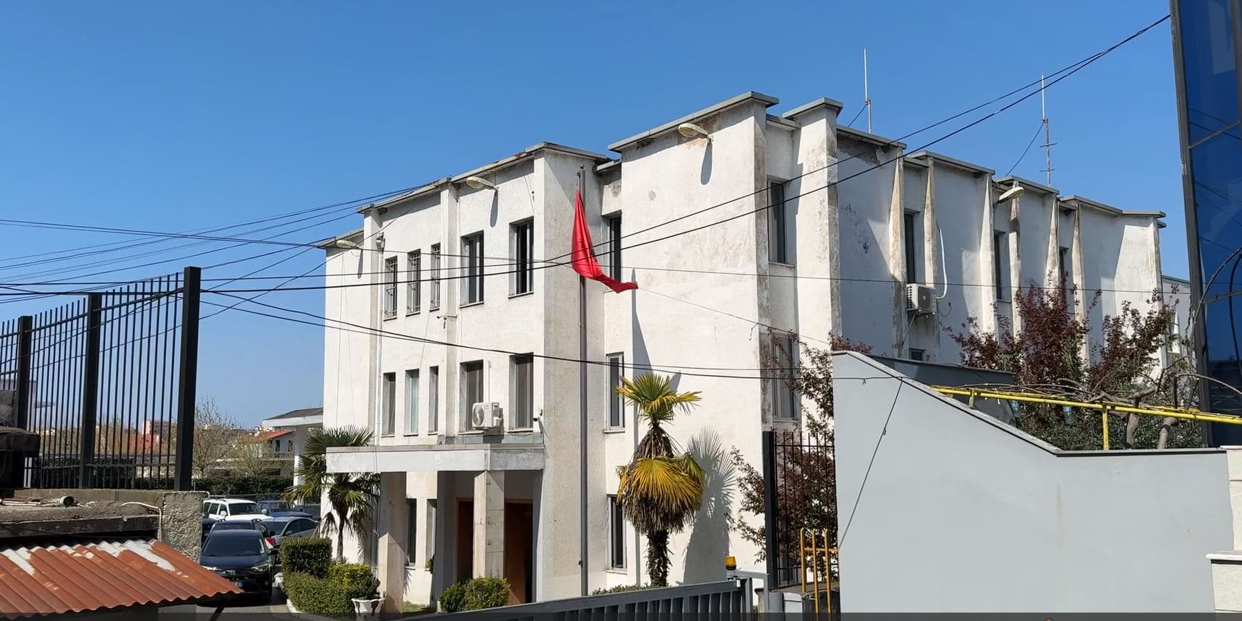 Gjoba bizneseve duke i kërcënuar me armë, 1 në kërkim dhe tre të proceduar 