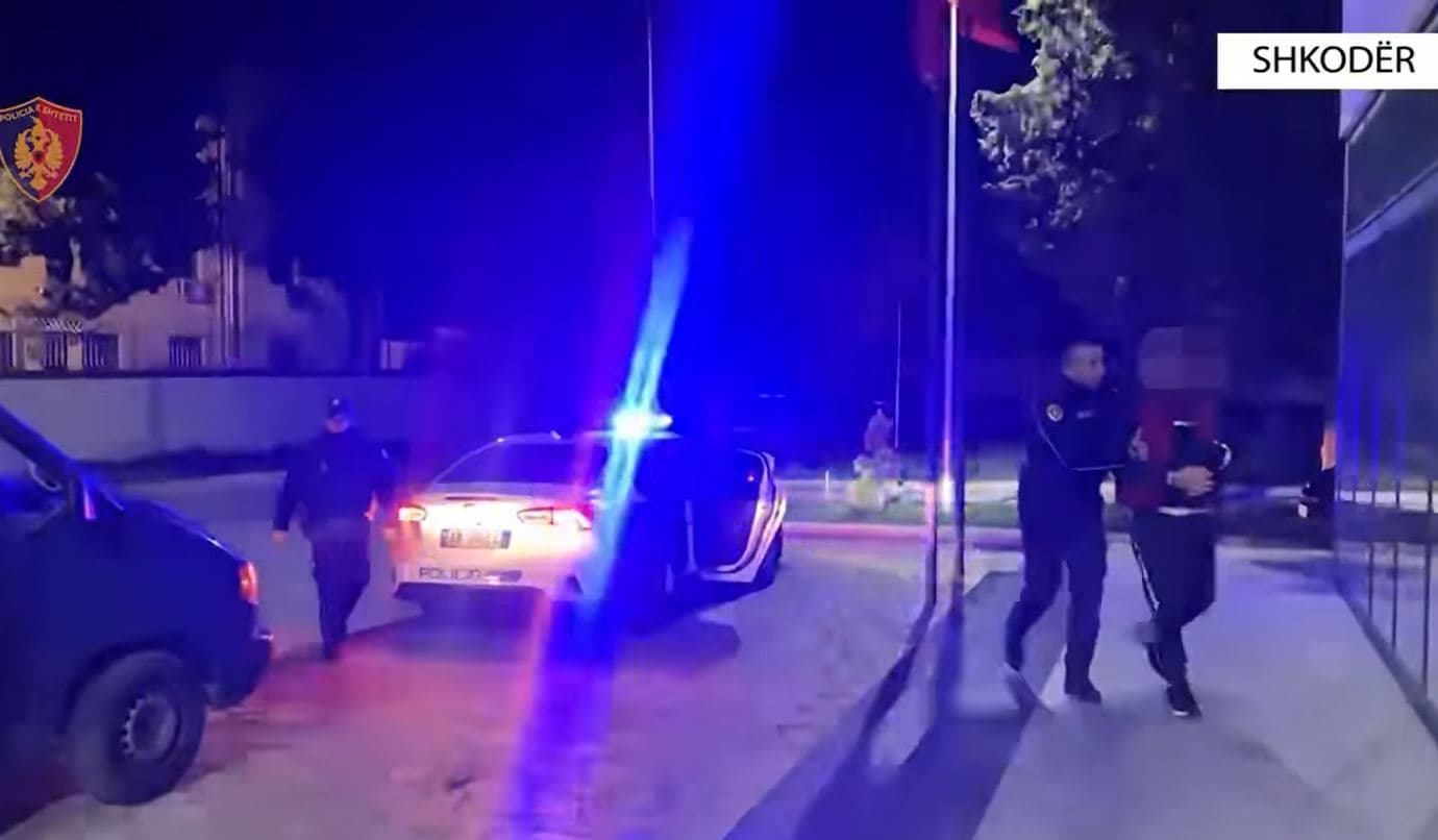 U rikthye me kallashnikov në lokal pas sherrit me pronarin dhe dy të tjerë/ Policia arreston 54-vjeçarin