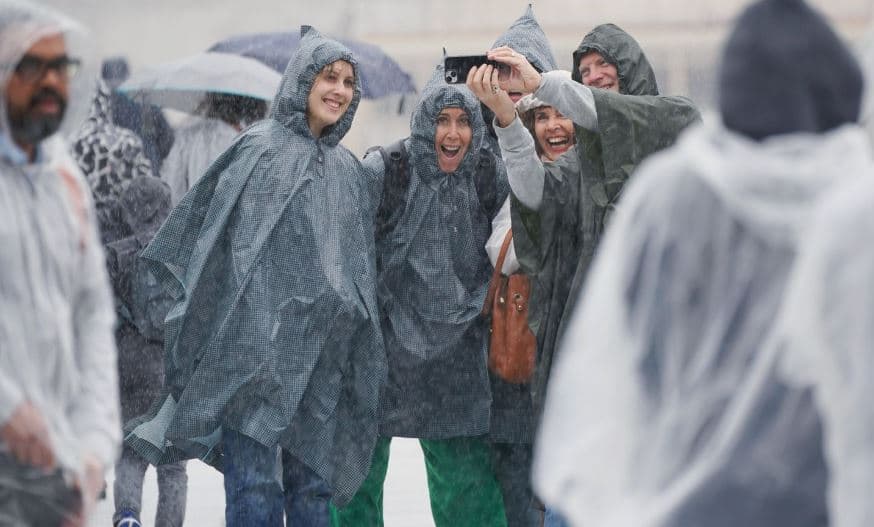 Anglia përfshihet nga reshje shiu, erëra të forta dhe rënie temperaturash