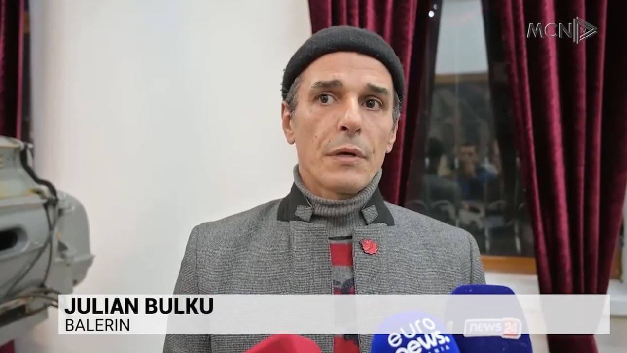 Një shfaqje për emigracionin/ “Nga pafajësia në pafajësi” në teatrin e Gjirokastrës (VIDEO)