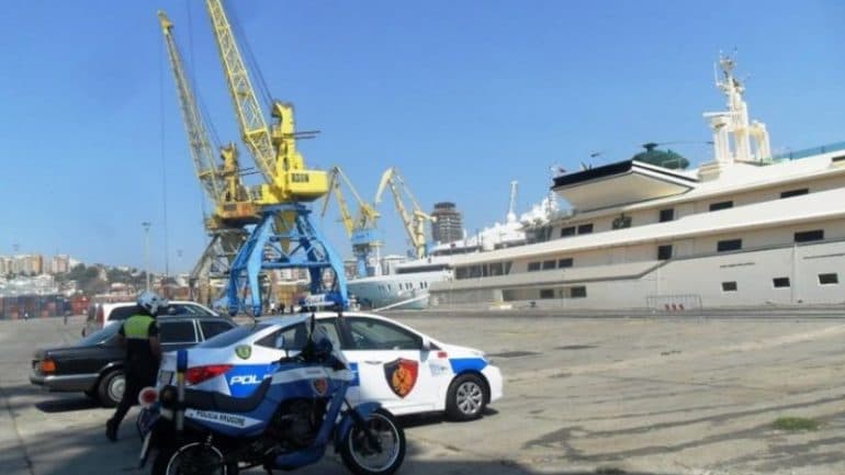 I dënuar me 14 vjet burg, kapet në portin e Durrësit duke pritur një makinë që i vinte nga jashtë