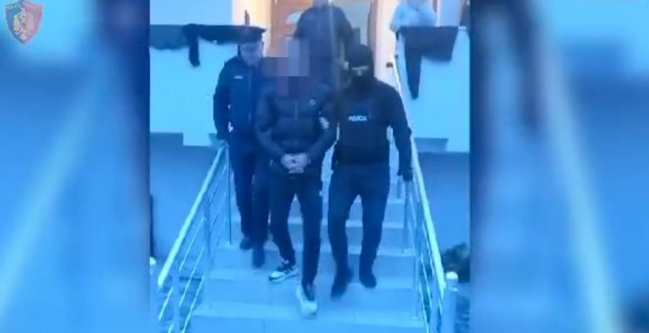 Shpërndanin drogë afër shkollave, 13 të arrestuar në Kavajë/ Sekuestrohen armë, para dhe lëndë narkotike