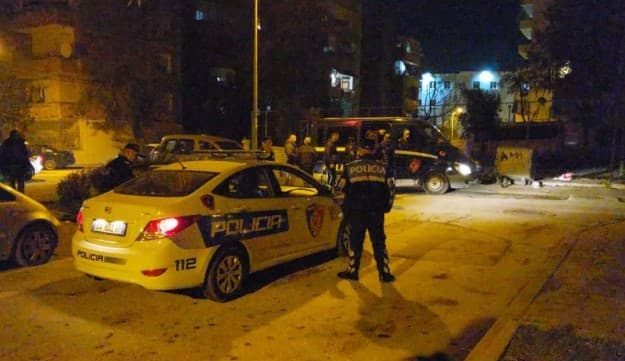 Drejtonte automjetin nga ku u qëllua me armë drejt një makine tjetër/ Arrestohet 17-vjeçari në Kamëz