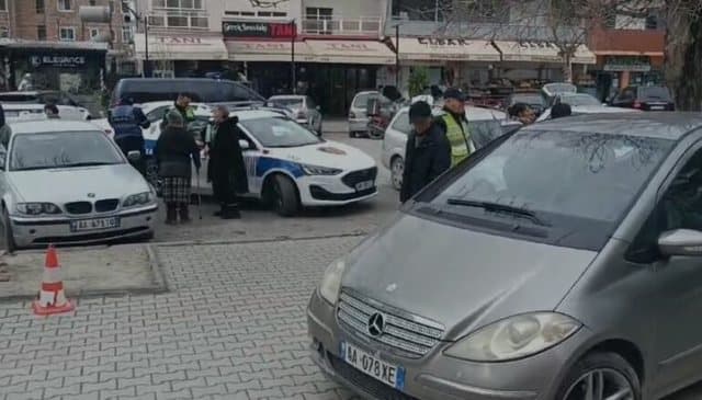  Shoferja ngatërron marshin dhe futet në trotuar, plagos kalimtarin e moshuar në Lushnje