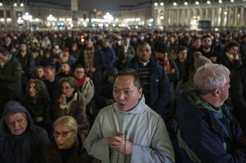 Mijëra njerëz mblidhen në Vatikan, luten për shëndetin e Papa Françeskut