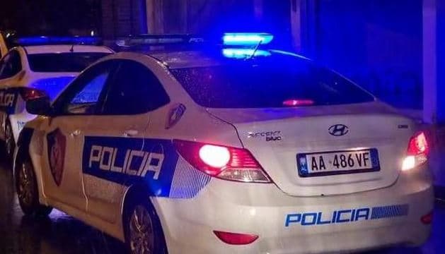 Tiranë/ Makina përplas punonjësin e policisë, shoferi largohet nga vendi i ngjarjes