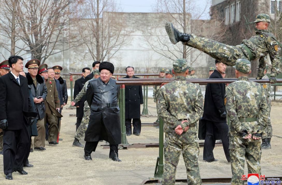 Kim Jong Un thirrje për ndërtimin e ushtrisë moderne për t’u përgatitur për luftë