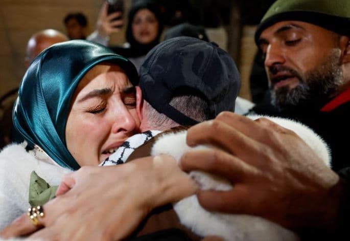 Izraeli liron të burgosurit palestinezë pasi Hamasi dorëzon trupat e katër pengjeve