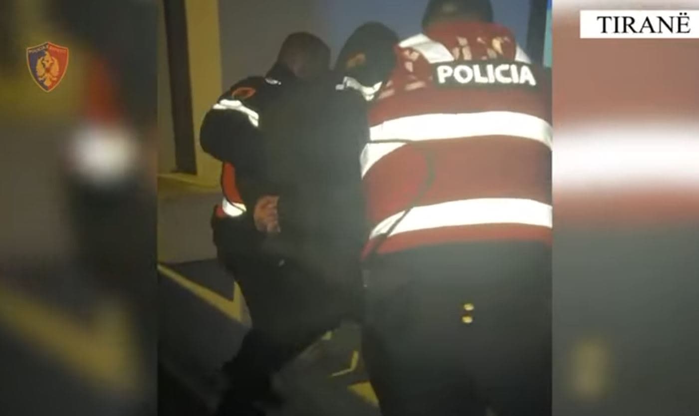 Lëvizte i armatosur me pistoletë dhe thikë, arrestohet 32-vjeçari në Tiranë