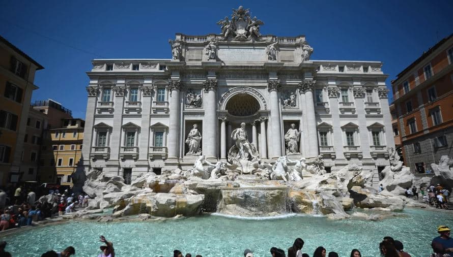 U zhyt në shatërvanin Trevi të Romës, turisti gjobitet 520 dollarë dhe i ndalohet hyrja përjetë