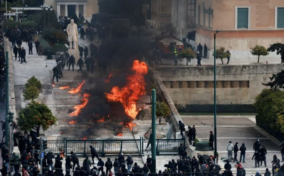 Dy vjet nga tragjedia në Tempi/ Protesta masive në Greqi, molotov dhe përplasje me policinë