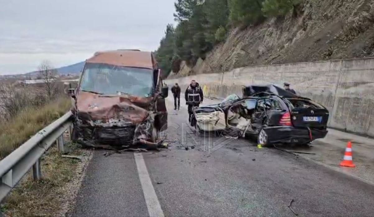Aksident në askin Elbasan-Peqin/ Makina përplaset me furgonin, dy të vdekur dhe 5 të plagosur