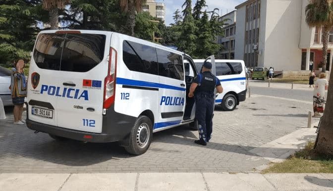 Vodhën një shumë parash dhe sende me vlerë në dy banesa, arrestohen tre persona në Gramsh