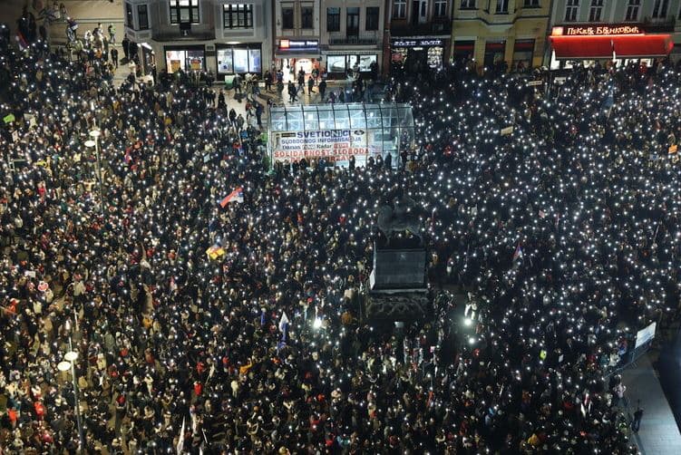 Serbi, mijëra qytetarë e studentë protestojnë sërish në Nish
