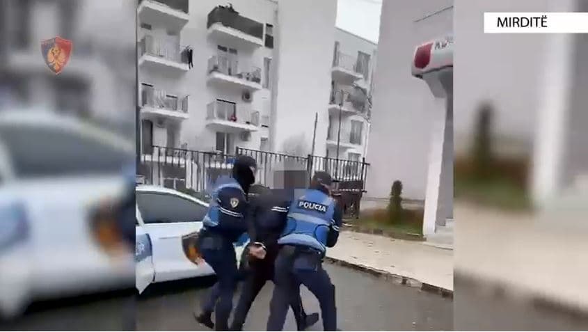 Transportonte kallashnikov dhe granata, arrestohet 15-vjeçari