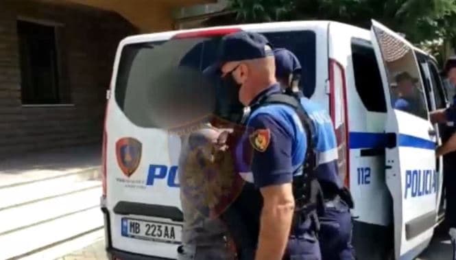 I dëmtoi makinën një gruaje, arrestohet 58- vjeçari në Fier