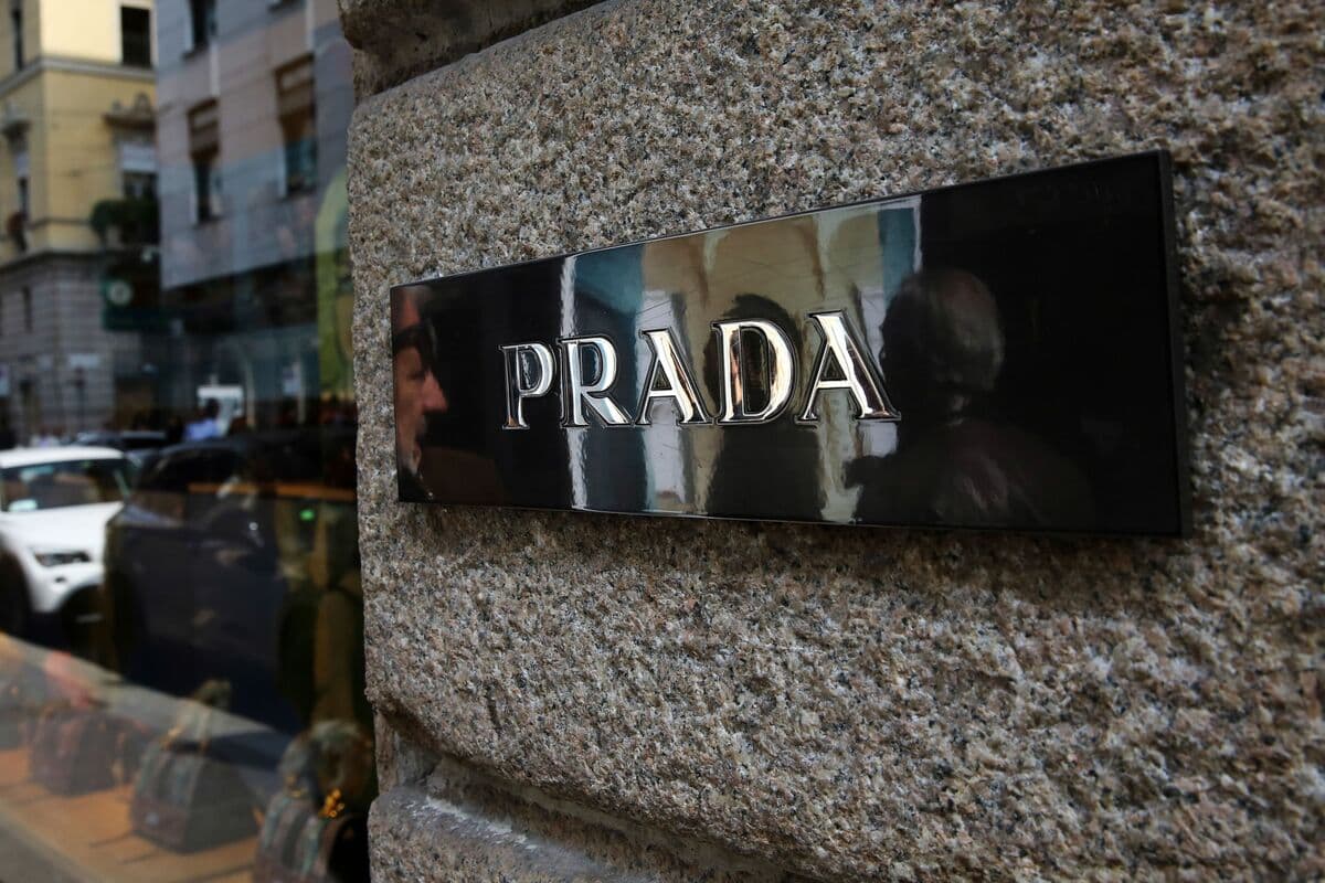 Prada drejt blerjes së Versace