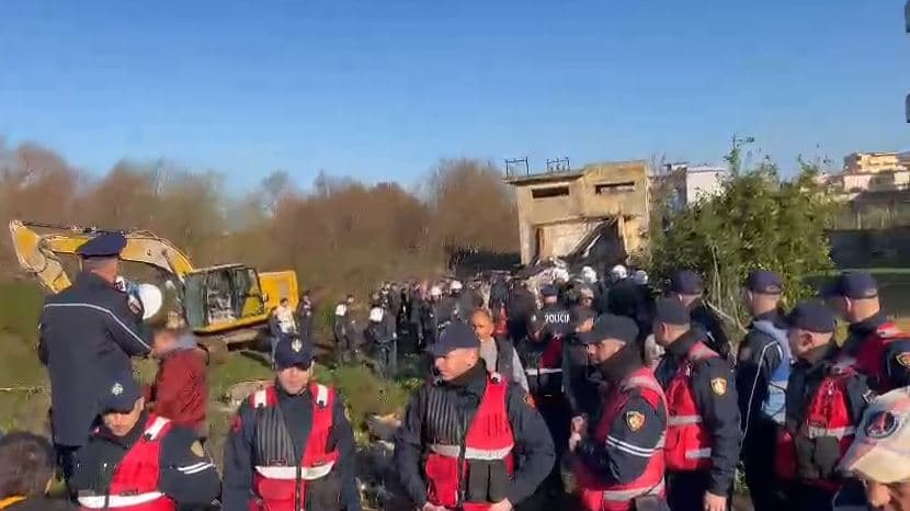 Banorët e Tragjasit në protestë: Duan të na devijojnë ujin e lumit për në Palasë